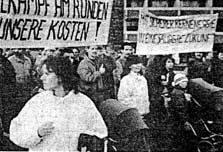 Brger demonstrieren gegen die Stilllegung, oben rechts ein Plakat mit dem Slogan "Mit sicherer Kernenergie in eine sichere Zukunft". Foto: EWN