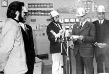 Willi Stoph, (2.v.r.), Vorsitzende des Staatsrates der DDR, weiht am 17. Dezember 1973 den Reaktor ein. Foto: EWN
