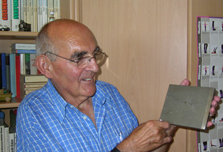 Stolz präsentiert Hans-Georg Kantorek ein Stück aus seinem Atomkraftwerk. Foto: Kata Kottra